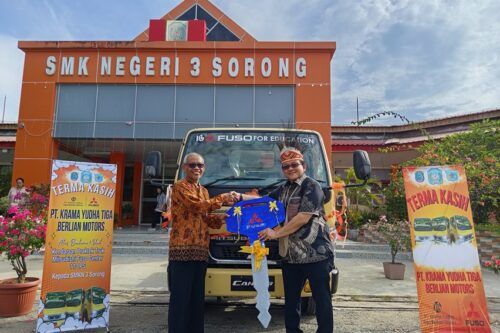 Dukung Pendidikan Vokasi, KTB Serahkan Mitsubishi Fuso Colt Diesel untuk Praktik Siswa SMK Negeri 3 Sorong