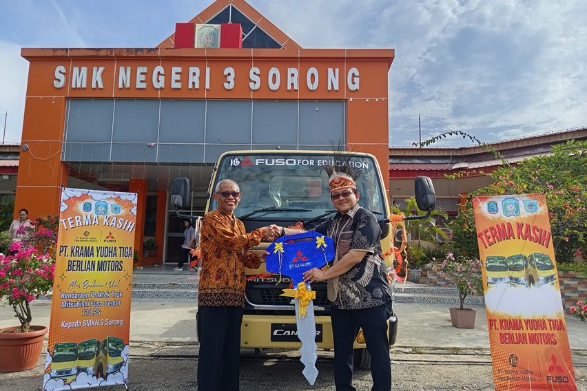 Dukung Pendidikan Vokasi, KTB Serahkan Mitsubishi Fuso Colt Diesel untuk Praktik Siswa SMK Negeri 3 Sorong