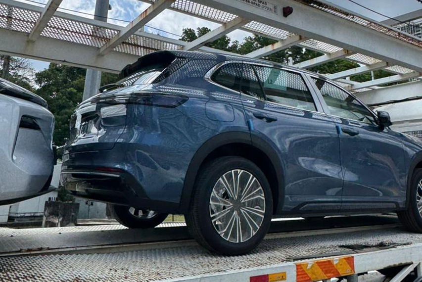 Proton emas7 phev side profile view