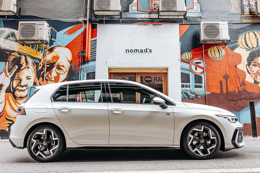 Volkswagen Golf R Line side profile 