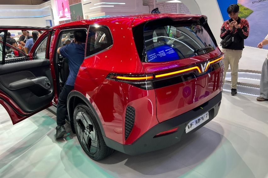 desain belakang VinFast VF MPV 7