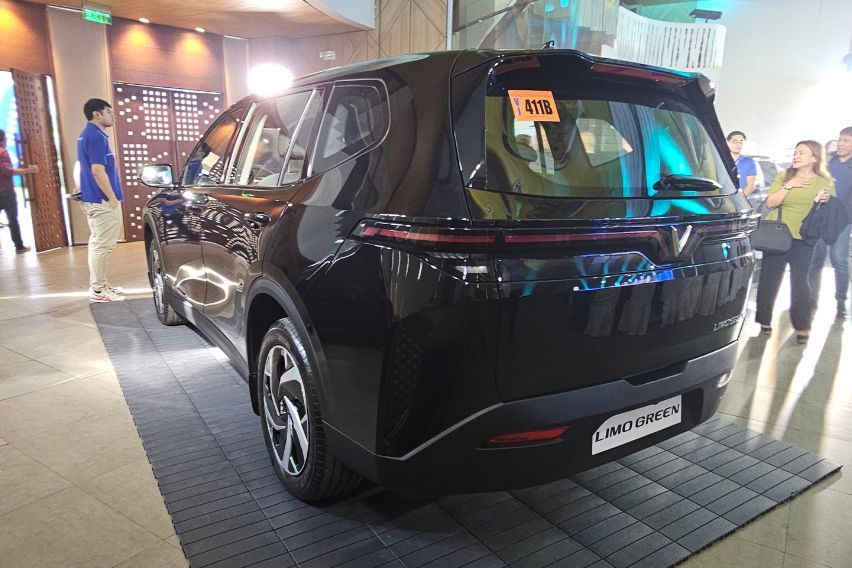 VinFast Limo Green 6