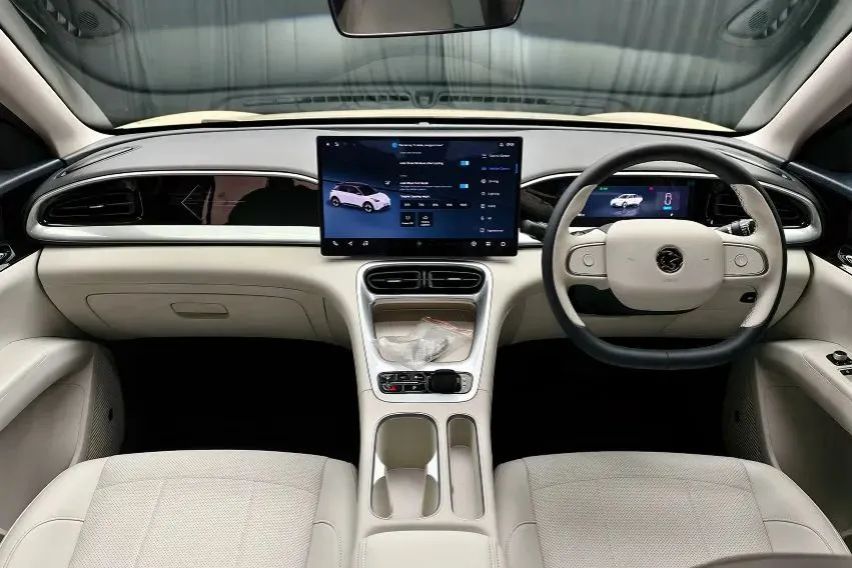 Proton e.MAS 5 interior