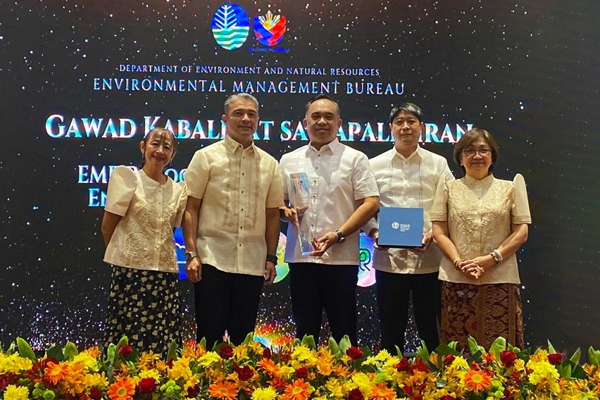 PH truckmaker’s group receives accolade from DENR-EMB