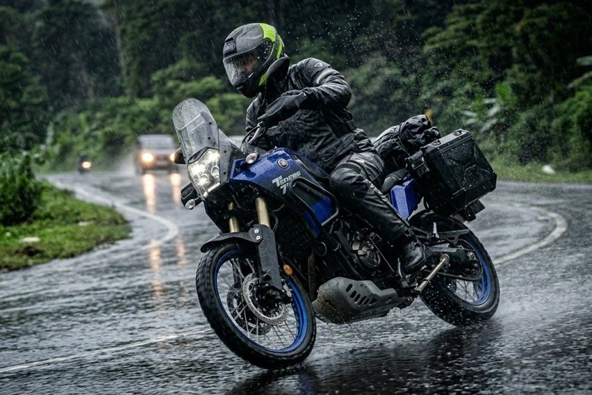 Tips Berkendara Motor saat Hujan: Aman, Nyaman, dan Minim Risiko