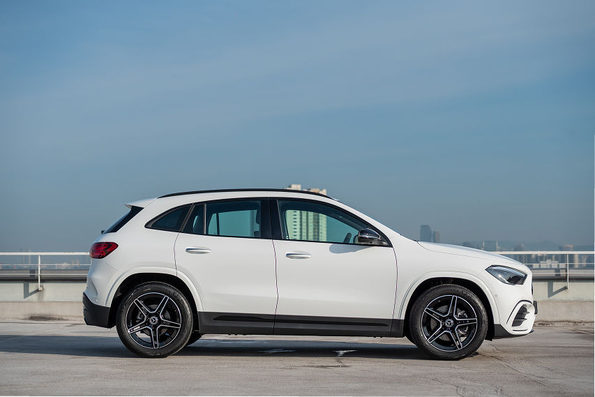 Mercedes-Benz GLA Nightfall side profile view