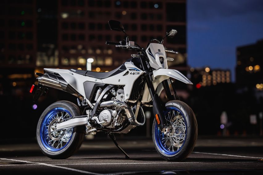 DR-Z400SMRLM5_action_11