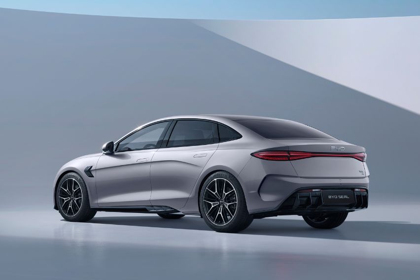 04-SEAL_LHD_Exterior_Left-Rear-65deg_download_JPG_4096px