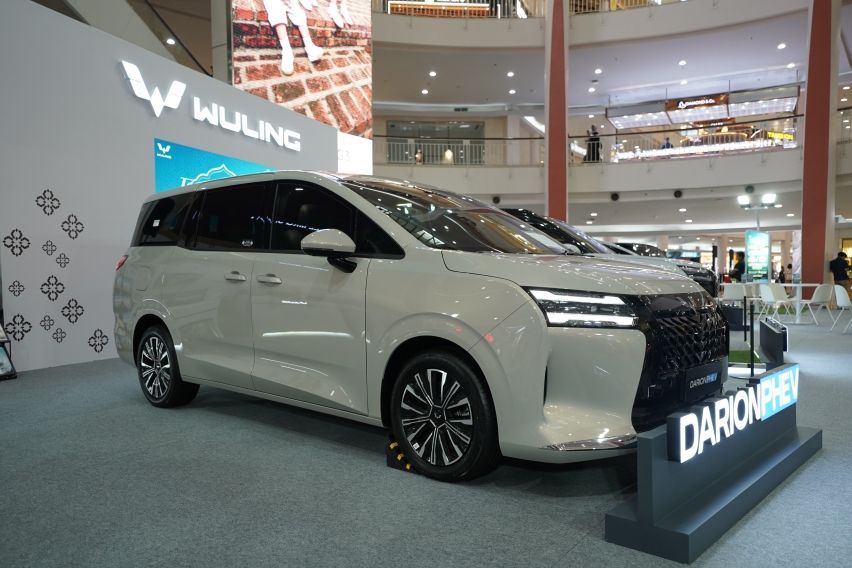 Darion merupakan MPV pertama di Indonesia yang hadir dalam dua varian elektrifikasi, EV dan PHEV