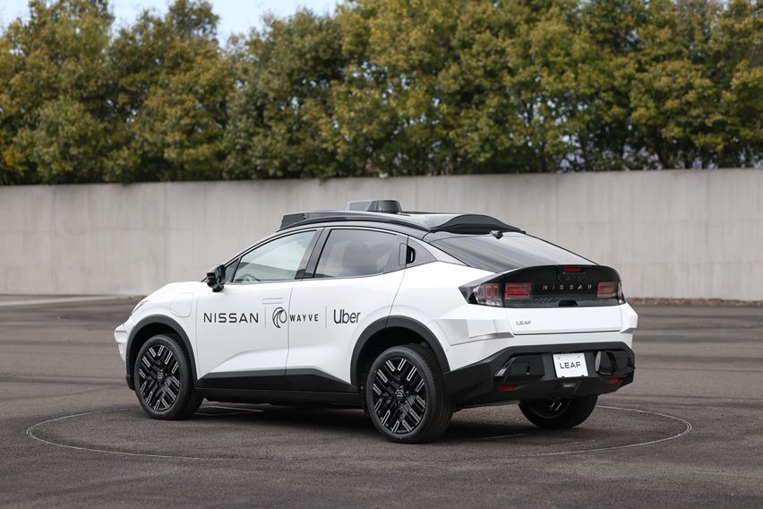 2603112-01_LEAF_robotaxi_03