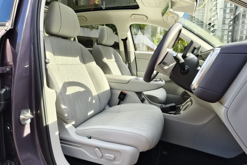 Leapmotor B10 front seats view review