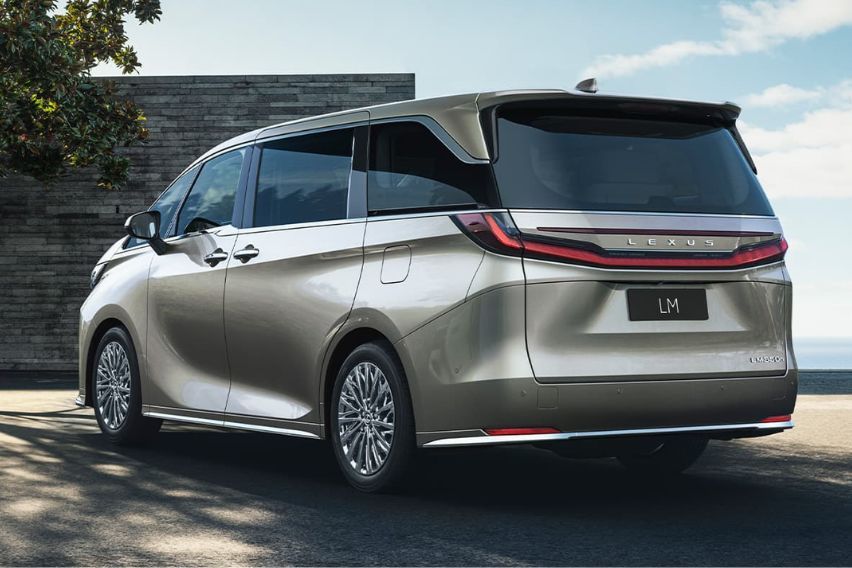 Lexus LM 4