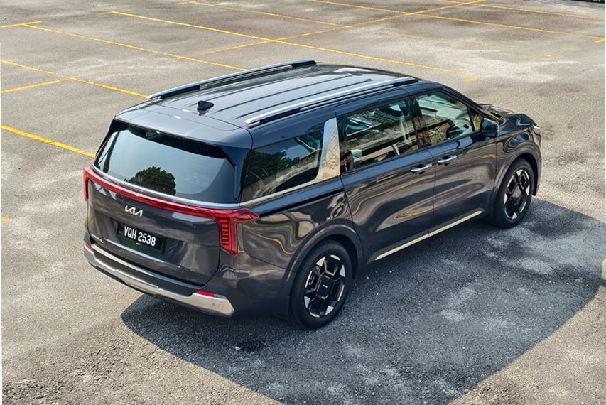 Kia Carnival facelift Malaysia rear view