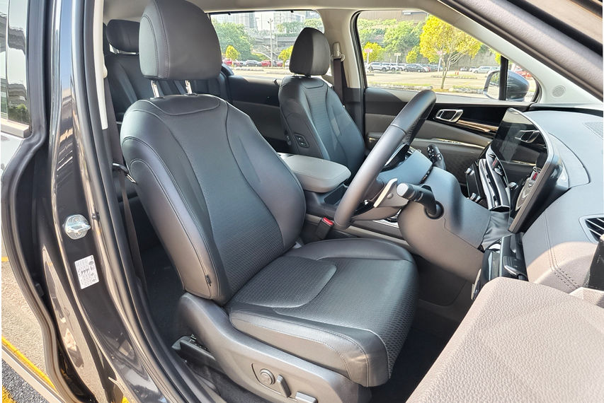 Kia Carnival facelift Malaysia front seats view