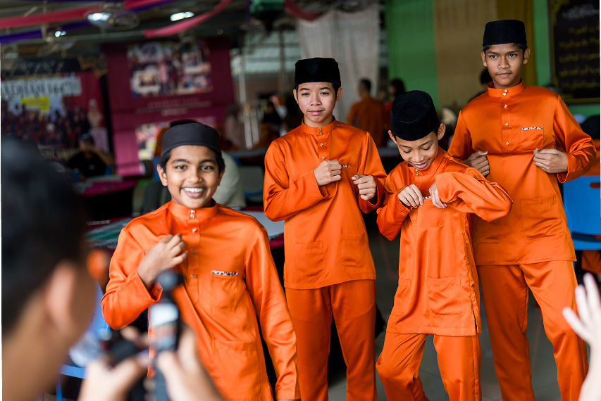 LEPAS donates clothes to kids Hari Raya view
