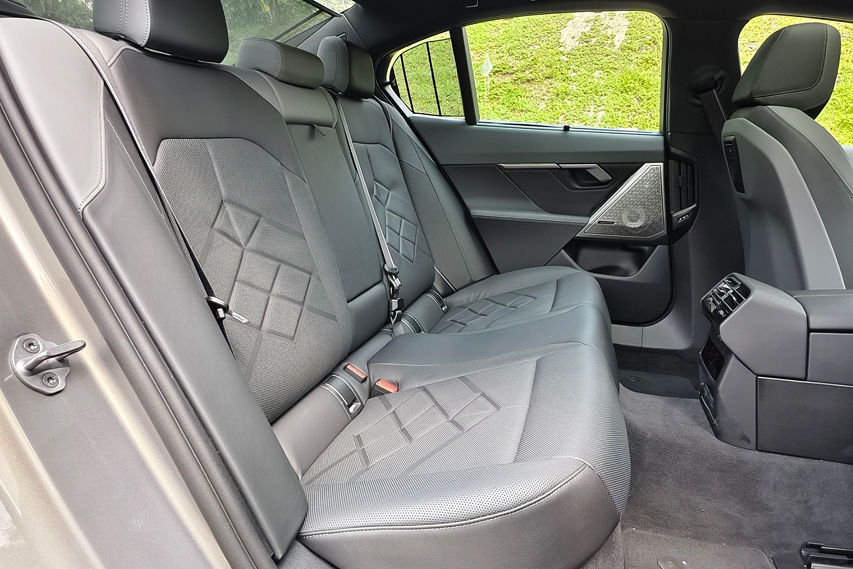 BMW i5 eDrive40 M Sport Pro CKD rear seats view