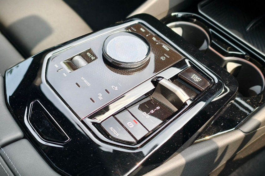 BMW i5 eDrive40 M Sport Pro CKD gear shifter view