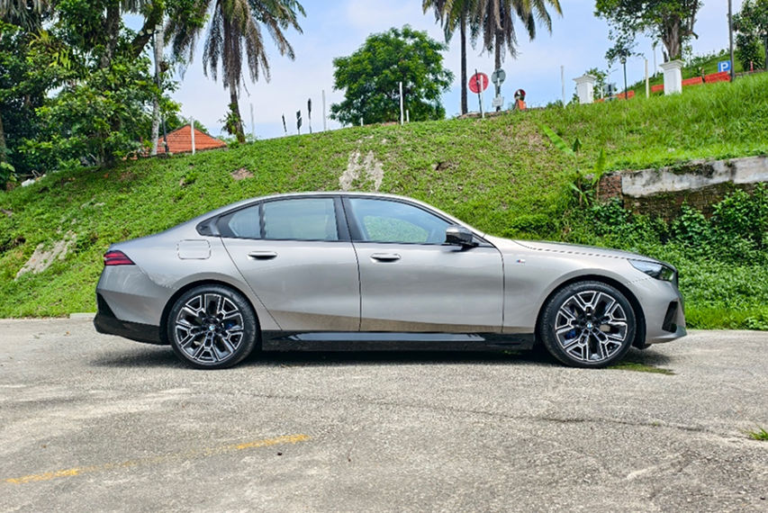 BMW i5 eDrive40 M Sport Pro CKD side profile view