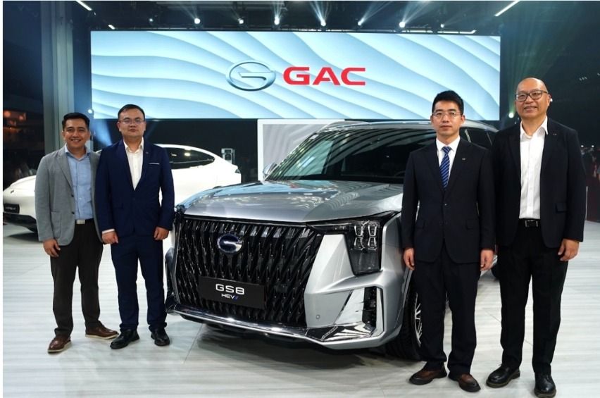 GAC Executives with the GS8 HEV