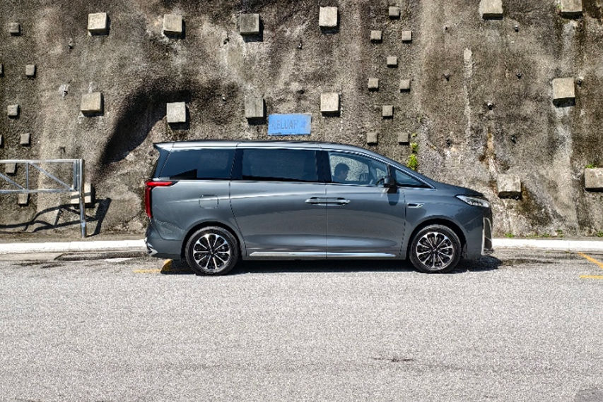 GWM Wey G9 side profile view