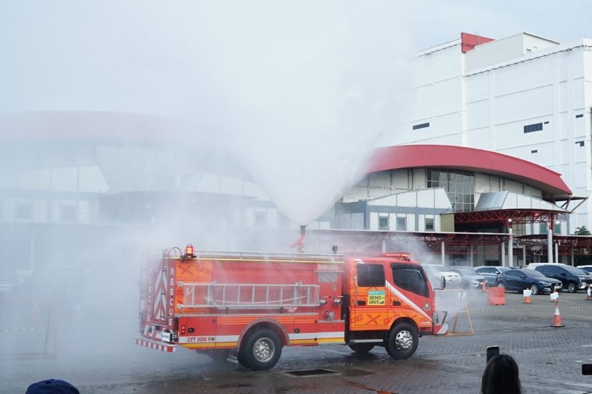 Hino Tampilkan Unit Pemadam Kebakaran Hino 300 Series di GIICOMVEC Lengkap dengan Edukasi Penanganan Kebakaran