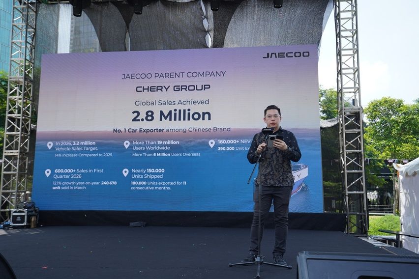 Business Unit Director JAECOO Indonesia, Jim Ma, menyampaikan presentasi mengenai pencapaian Chery Group di JAECOO LAND 2026