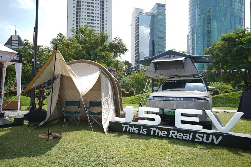 Tampak JAECOO J5 EV dengan perlengkapan camping yang menegaskan karakter petualang dan gaya hidup aktif