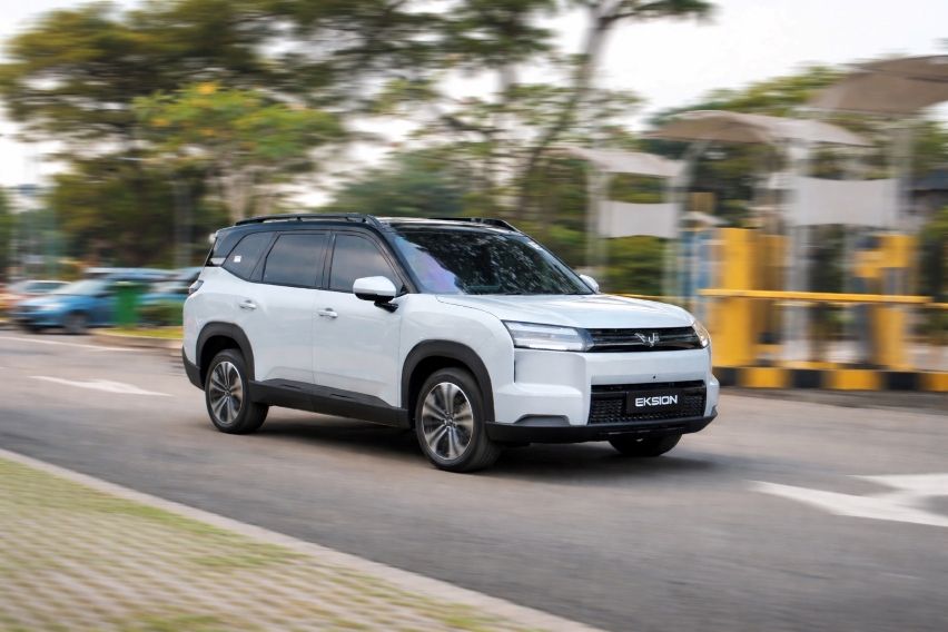 Driving Wuling Eksion