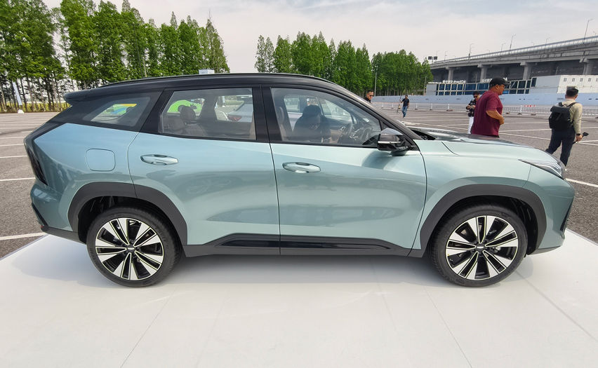 New Proton X70 side profile view