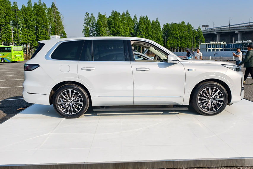 Geely Galaxy M9 side profile view