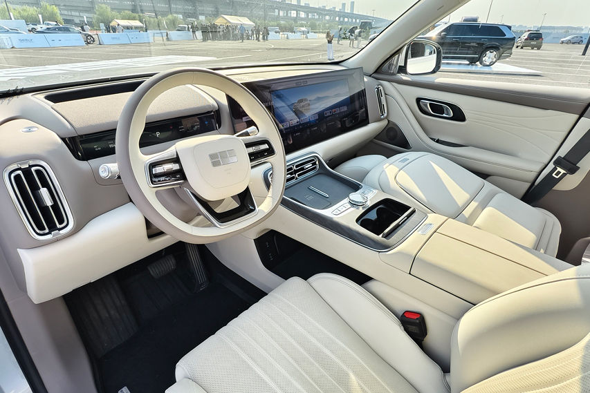 Geely Galaxy M9 interior view