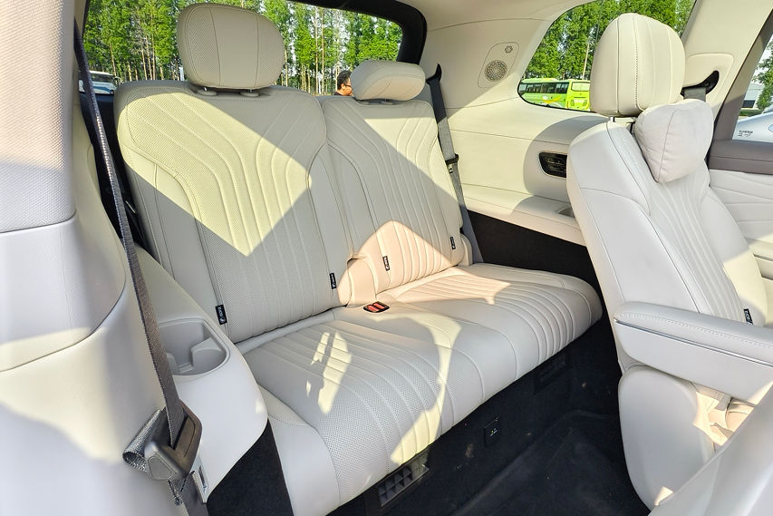 Geely Galaxy M9 rear seats view