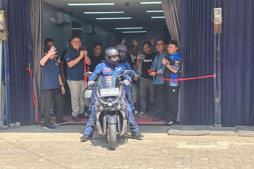 Maxdecal Gandeng Pasutri Touring Jelajahi Indonesia Timur