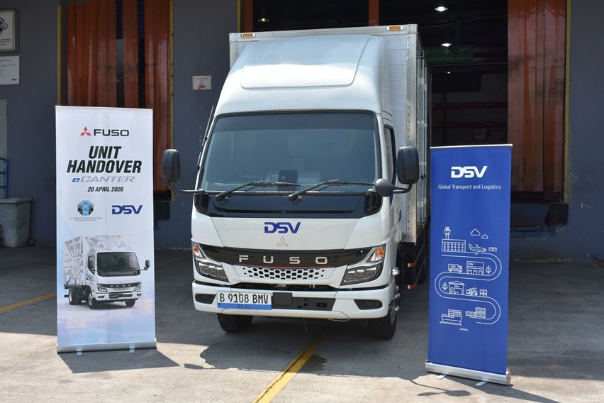 Mitsubishi Fuso menyerahkan unit truk listrik eCanter kepada PT Takari Kokoh Sejahtera