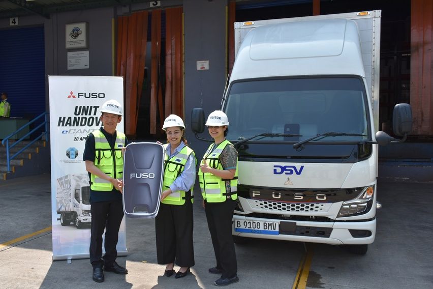 Mitsubishi Fuso Serahkan eCanter ke PT Takari, Perkuat Ekosistem Truk Listrik di Indonesia