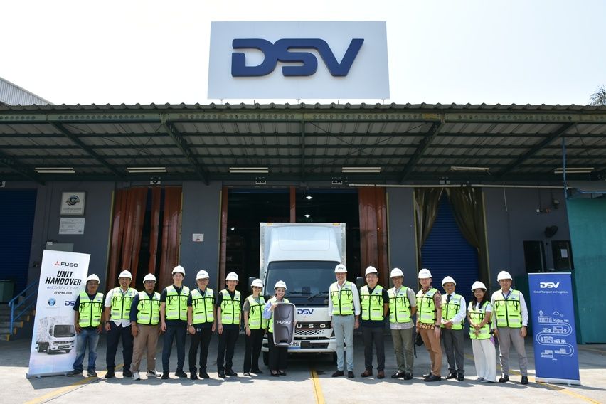 Mitsubishi Fuso menyerahkan unit truk listrik eCanter kepada PT Takari Kokoh Sejahtera