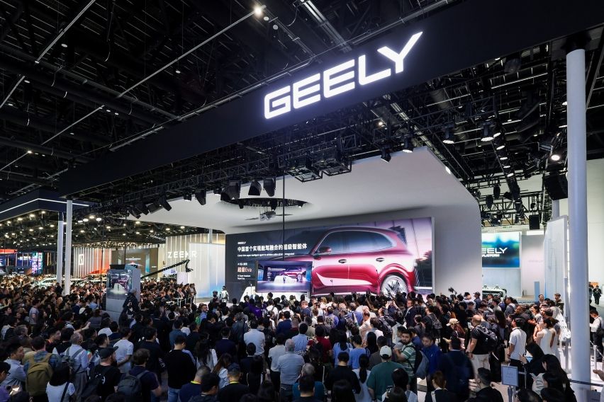 Inovasi Robotaxi Eva Cab ini menjadi bagian dari strategi Geely dalam mempercepat implementasi kendaraan otonom berbasis AI menuju komersialisasi pada 2027 1