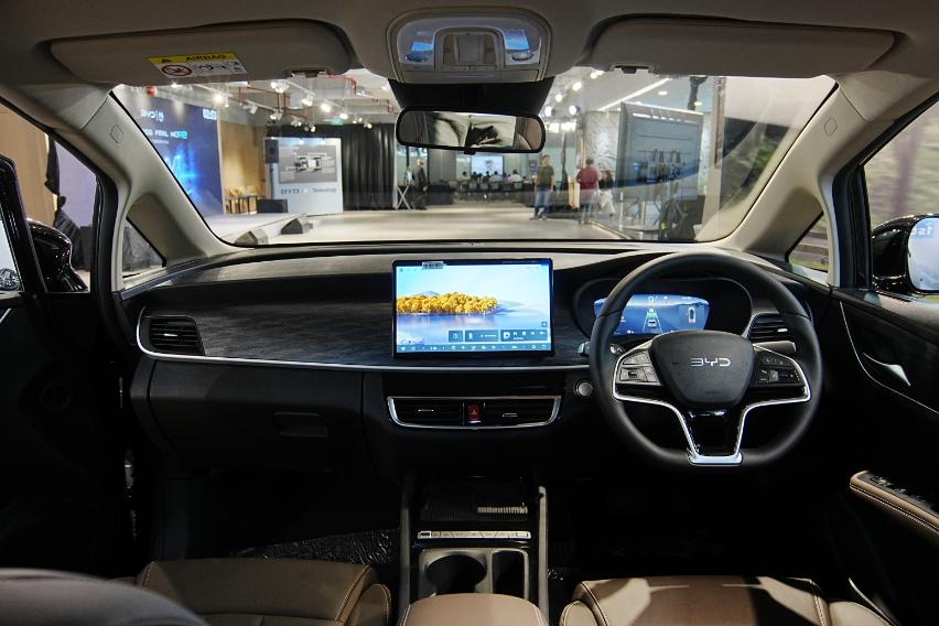 interior BYD M6 DM-i