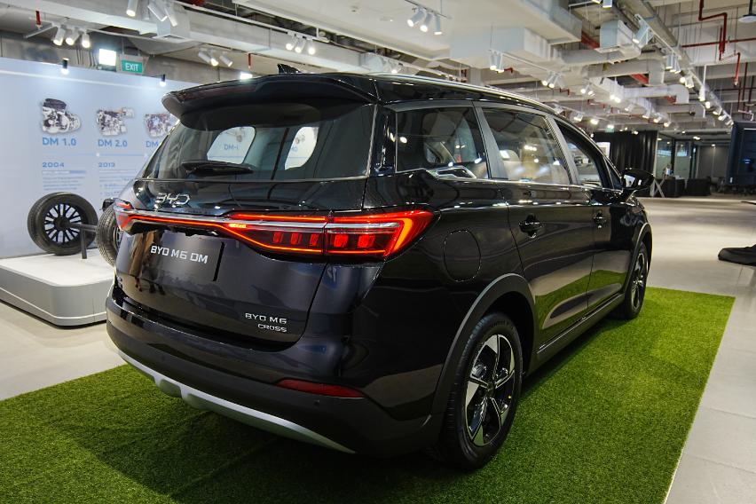 desain belakang BYD M6 DM-i