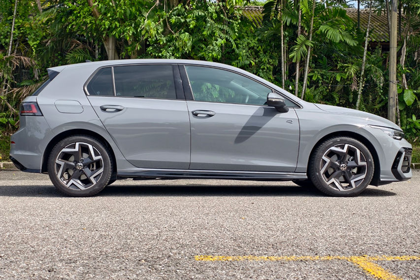 Volkswagen Golf R-Line side profile view