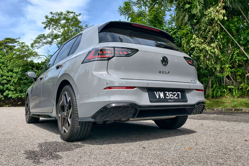 Volkswagen Golf R-Line rear view