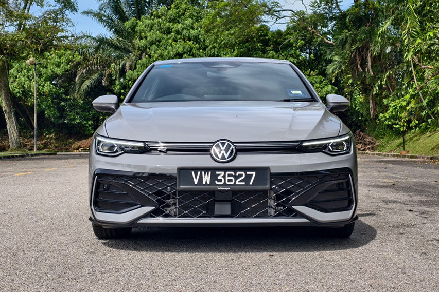 Volkswagen Golf R-Line front view