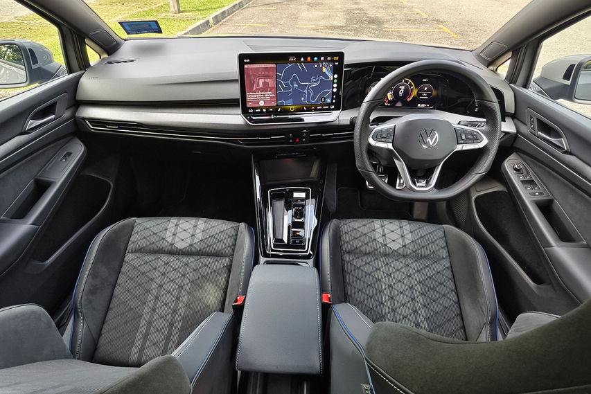 Volkswagen Golf R-Line interior view