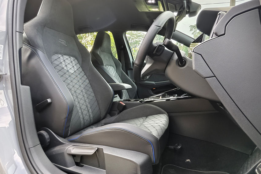 Volkswagen Golf R-Line seats view