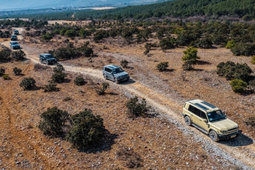 iCAR mengadakan test drive unit V27 bersama media internasional yang menunjukkan performa Golden REEV yang konsisten di berbagai kondisi