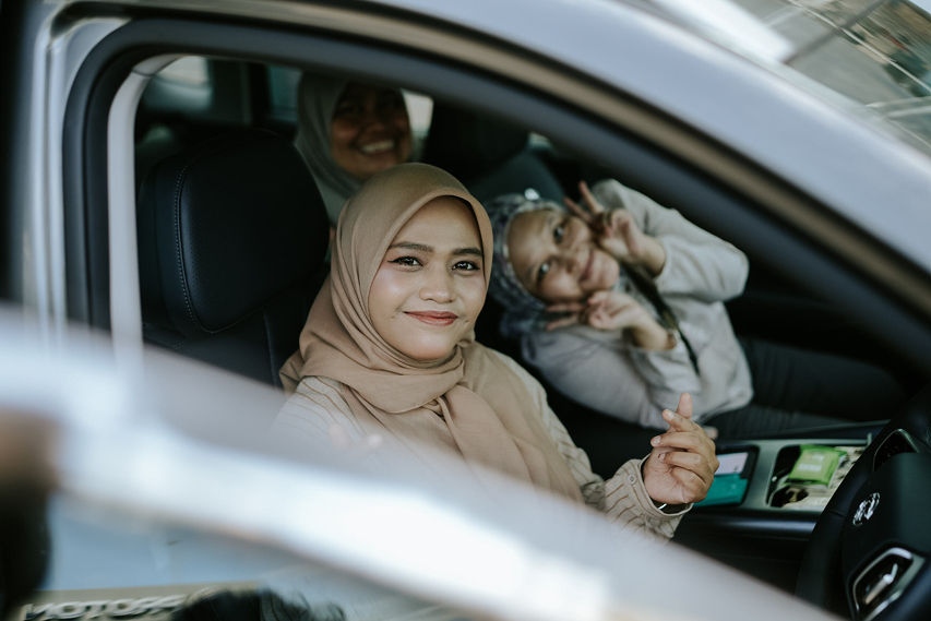 Proton emas7 phev women driving view