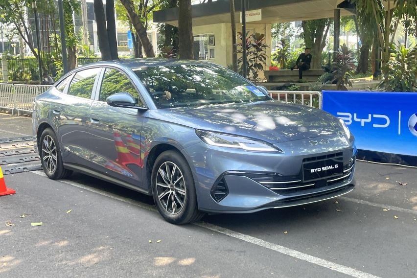 BYD Seal 6 DM-i sudah dipajang di Indonesia segera meluncur