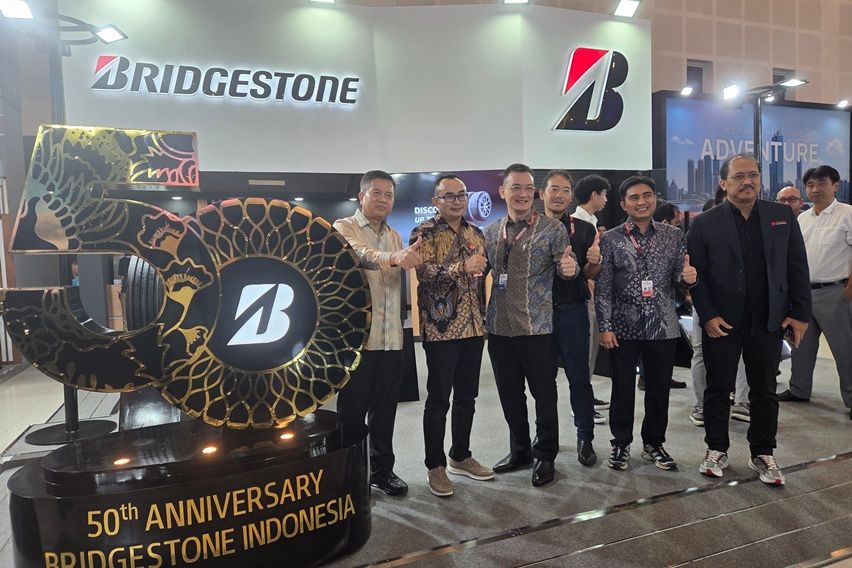 Jajaran Direksi Bridgestone Indonesia bersama dengan Kadis Perindag Provinsi Jatim, Dr. Iwan, S.Hut., M.M dan Dyandra Promosindo