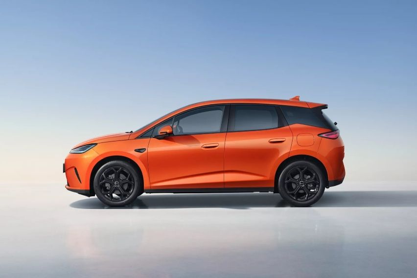 BYD Dolphin G DM-i meluncur (tampak samping)