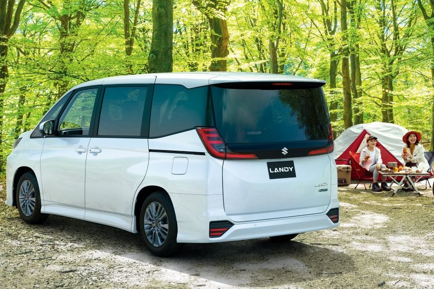 tampak belakang Suzuki Landy Hybrid berbasis Toyota Noah Voxy
